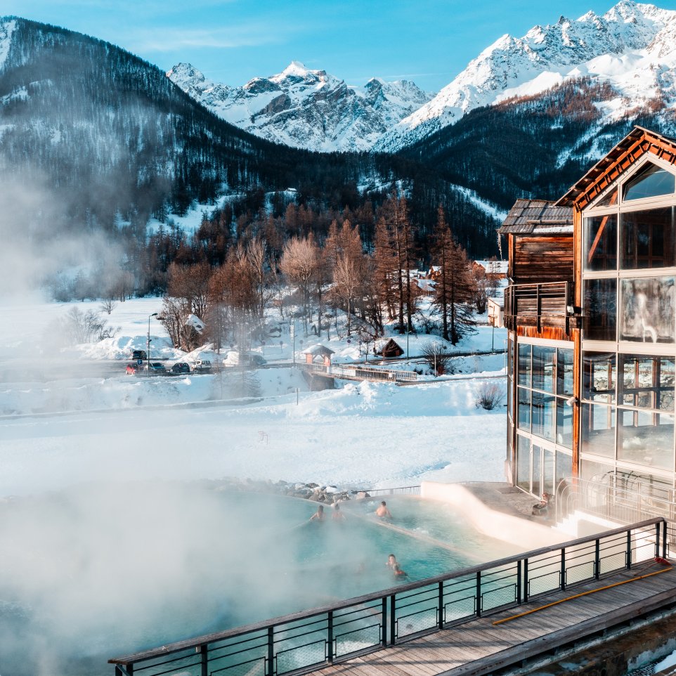 Les Grands Bains du Monêtier en hiver, prise de vue au drône