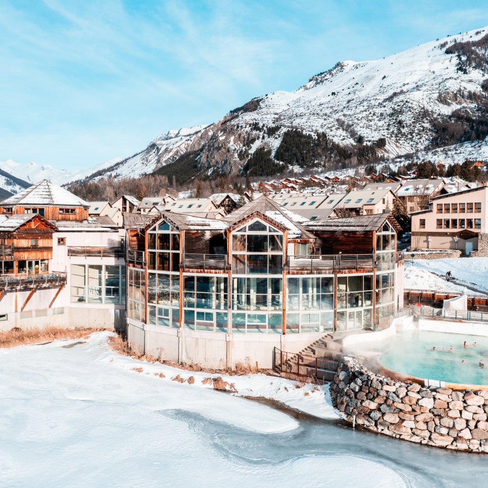 Les Grands Bains du Monêtier en hiver, prise de vue au drône