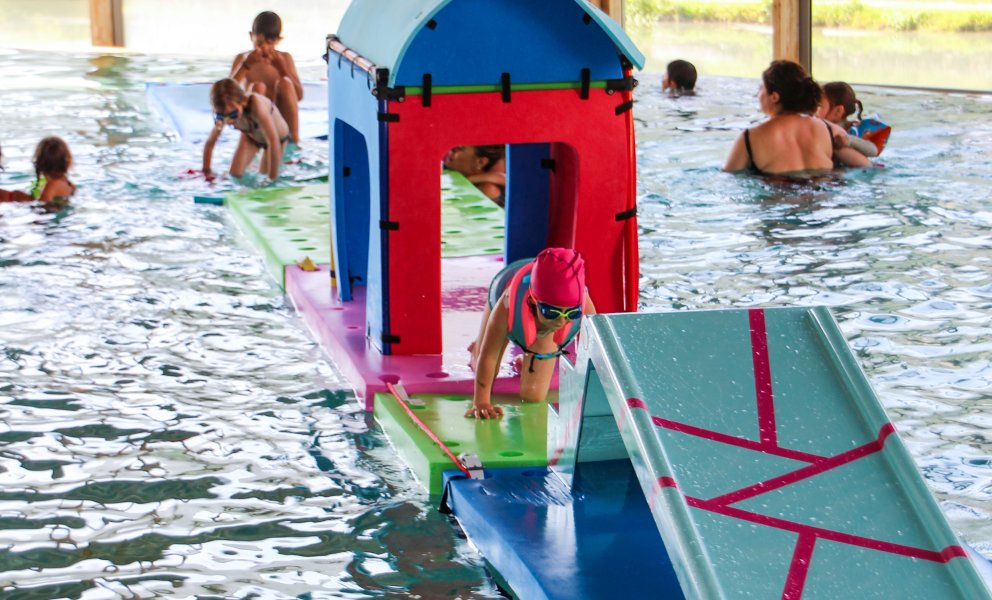 Jeux aquatiques bassin intérieur