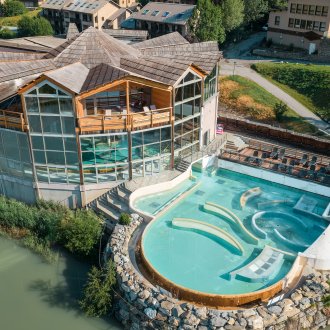 Les Grands Bains du Monêtier, en été prise de vue au drône