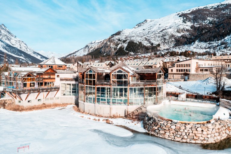 Les Grands Bains du Monêtier en hiver, prise de vue au drône
