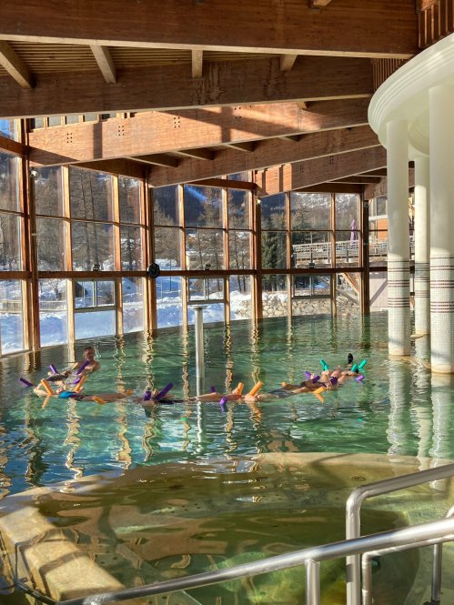 Séance d'aquagym dans le bassin intérieur en hiver